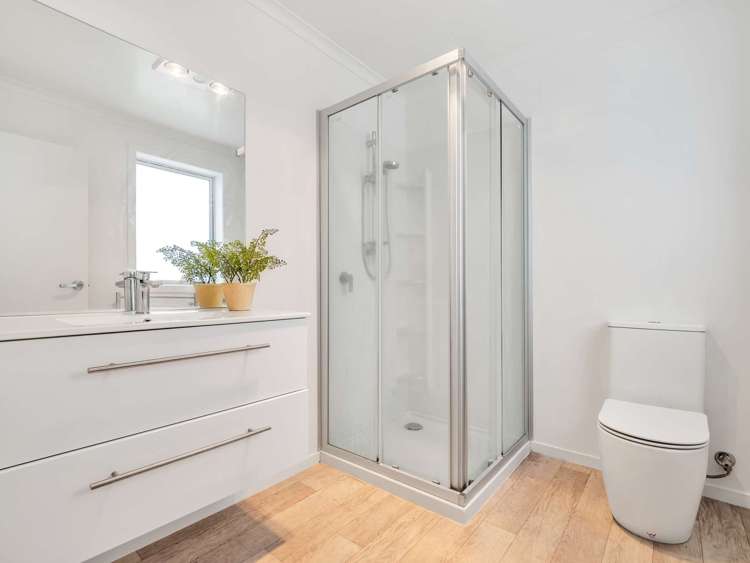 2/8 Mila Paige Close Glenview_19