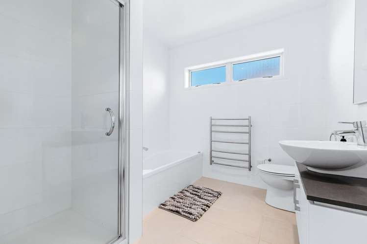 18 Chateau Crescent Rangatira Park_23