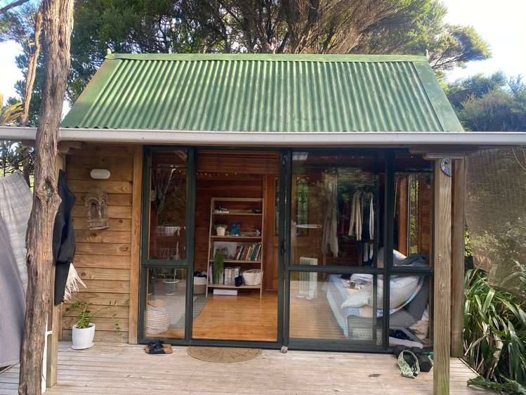 Kauri Cabin/128 Lone Kauri Road Karekare_4