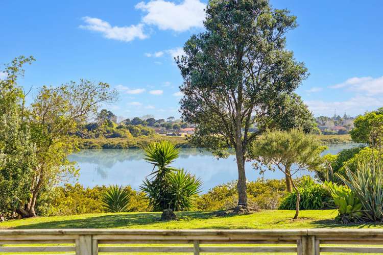8 Brechin Place Wattle Downs_11