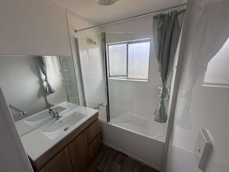 1/84 Kenderdine Road 10695_5