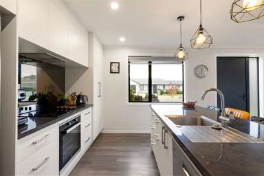 328 Warburton Crescent_2