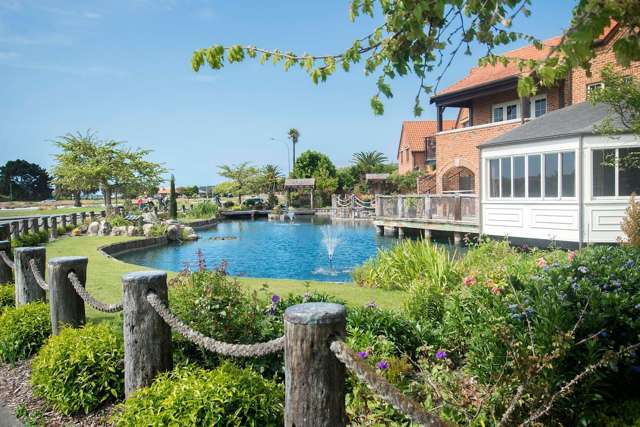 Compass Cottage Monaco with pool and gym access