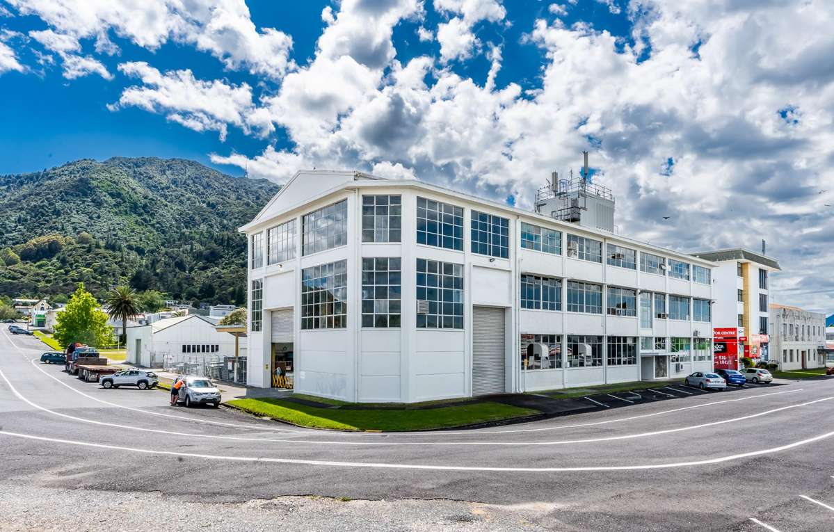 24 Lawrence Avenue_1