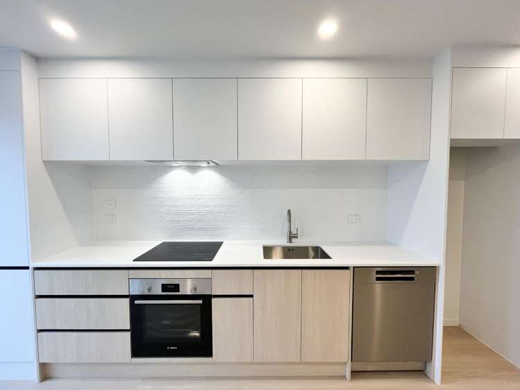 17/9 Aeroview Drive 1603_3