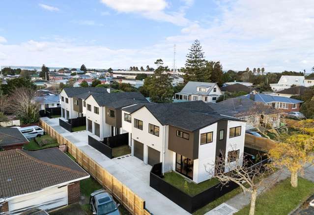 Modern, Near New End Townhouse - Sunny Low Mai...