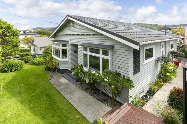 SUN DRENCHED – FAMILY LIVING - INCOME STUDIO