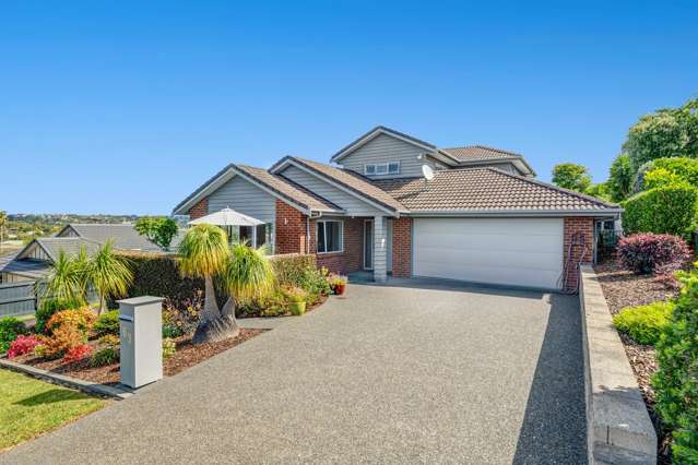 Popular Orewa street, great elevation, seaviews!