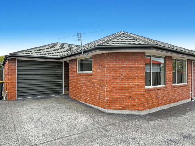 RICCARTON - TWO BEDROOM TOWNHOUSE, HEAT PUMP, SINGLE AUTO GARAGE