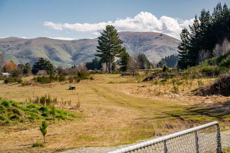 8 East Road Lumsden Surrounds_9