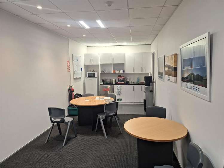 Unit 2/1 Show Place Addington_8