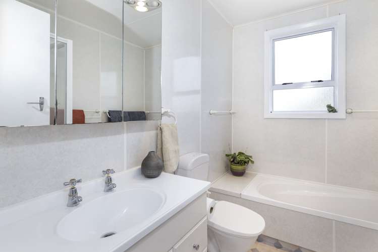 21 Newbourne Crescent Redwoodtown_12