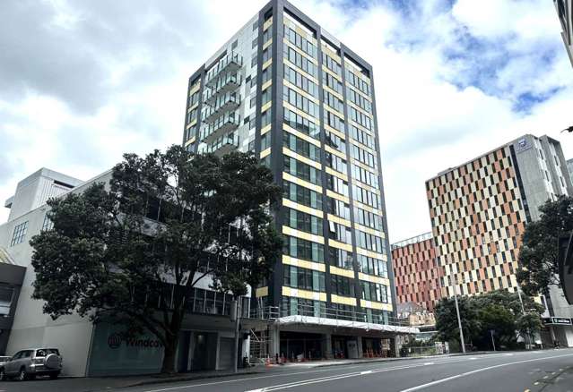 Anzac Ave, spacious living with Harbour view