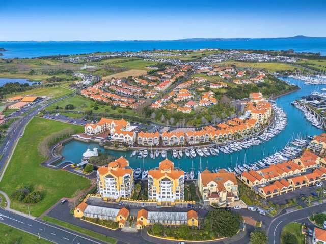 CANAL-FRONT APARTMENT WITH PRIVATE 12M BERTH