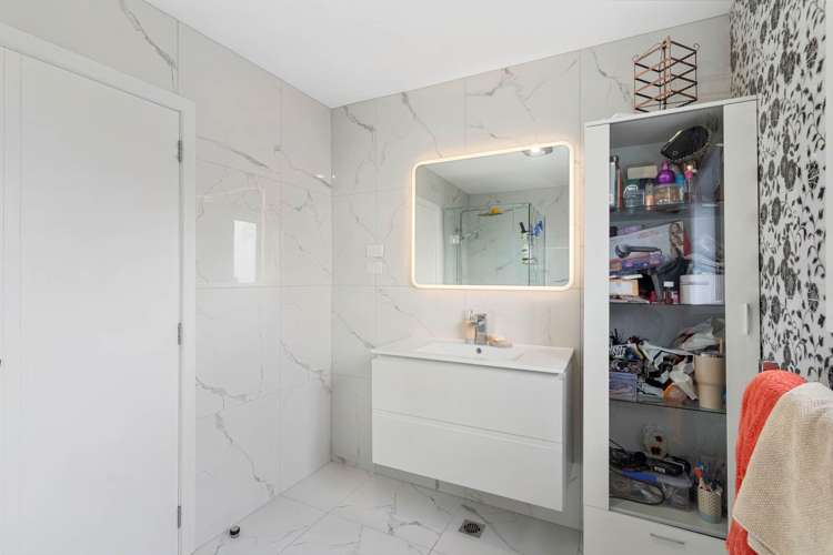 7 Juvena Place Clover Park_10