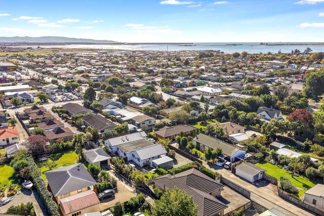 Easy-Care Living in Richmond!