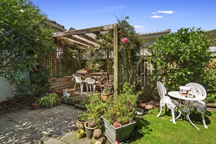 2 Burke Grove Naenae_18