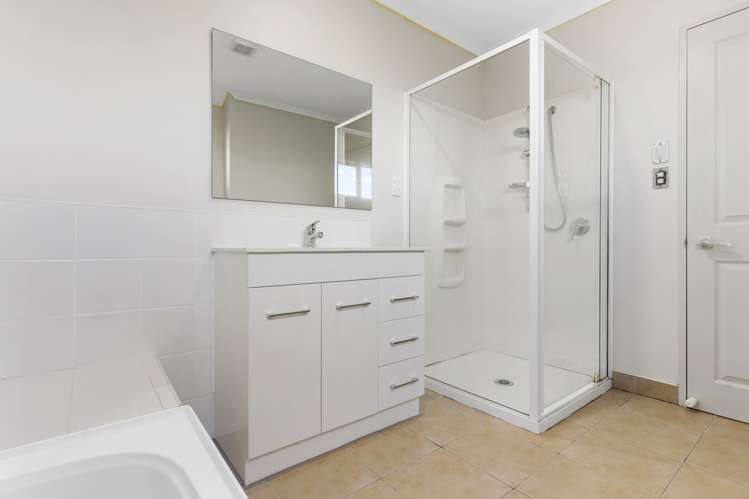 6 Brechin Place Wattle Downs_15