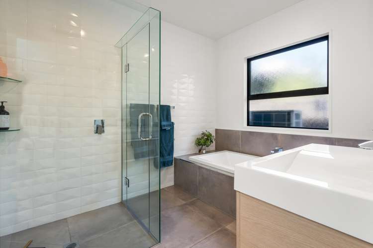 25 Main Road Redcliffs_26