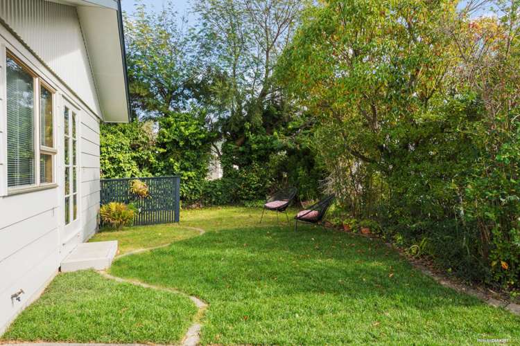 2/2 Colin Wild Place Glenfield_11