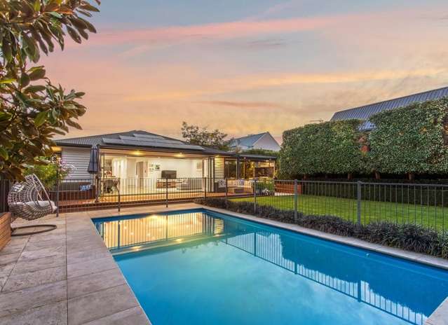 Rebuilt & extended 2011, must view!