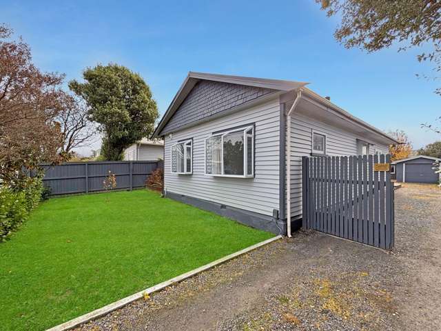 PHILLIPSTOWN - 3 BEDROOMS, 1 BATHROOM, HEATPUMP, LOGBURNER, TANDEM GARAGE