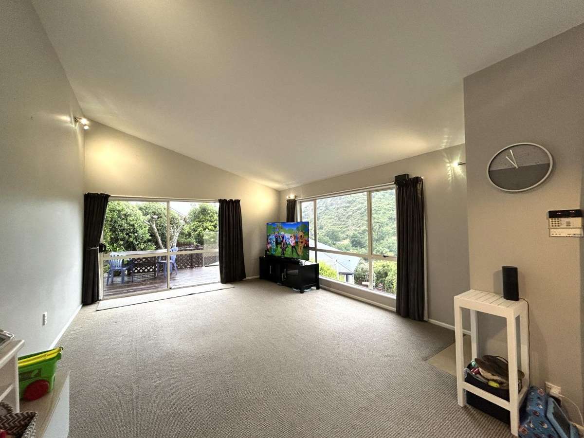 Sunny & Spacious 3 Bedroom Home 4