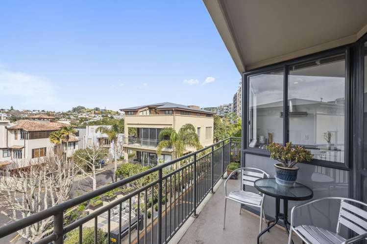 2F/5 Furneaux Way Remuera_2