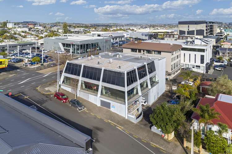 Versatile stand-alone on key city fringe site