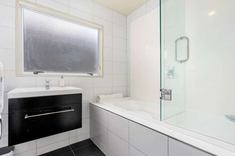 2/14 Taharoto Road Takapuna_11