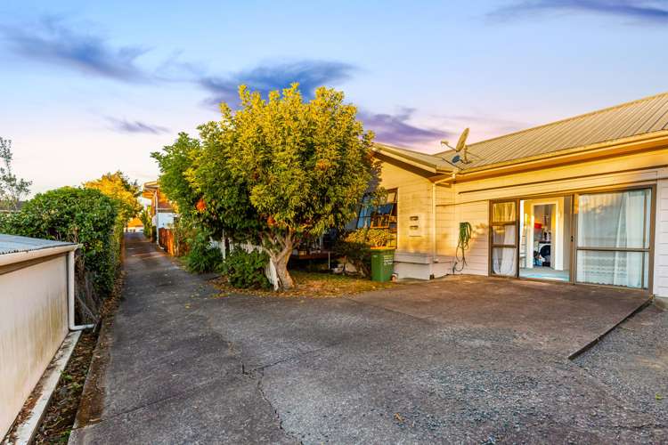 2/124 Waimumu Road Massey_14