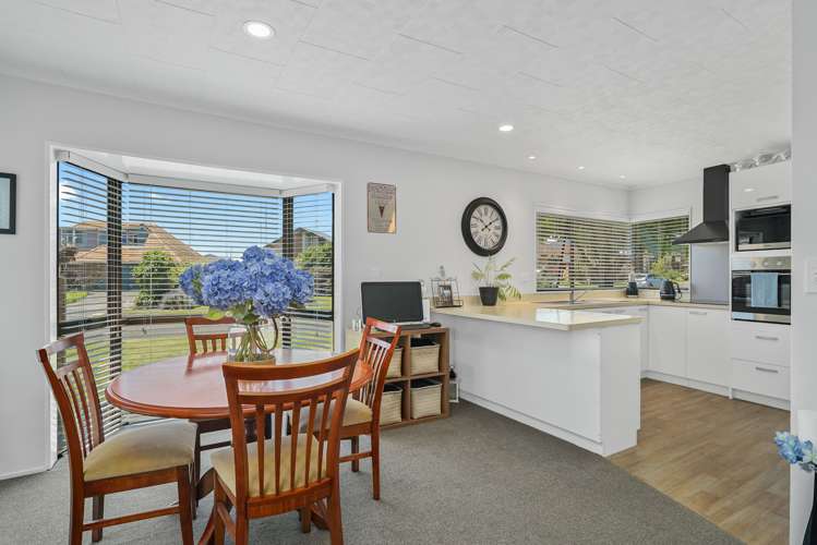 2/15 Stead Crescent Stoke_7