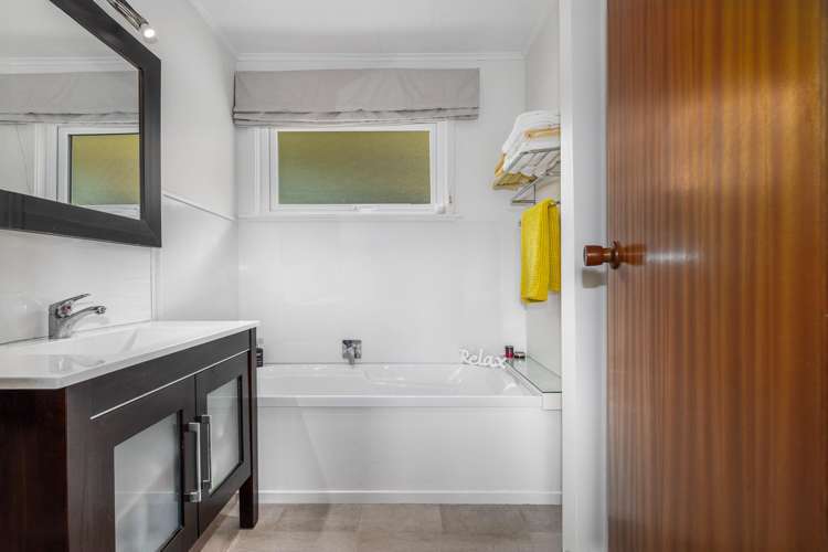 19 Forth Place Papakowhai_15