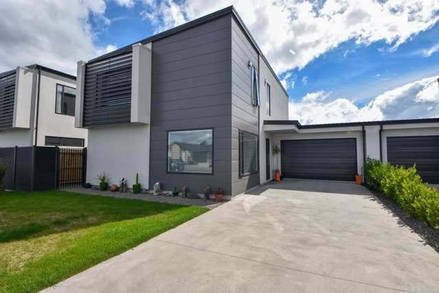 APARTMENT-STYLE CHIC WITH A FREEHOLD TITLE!