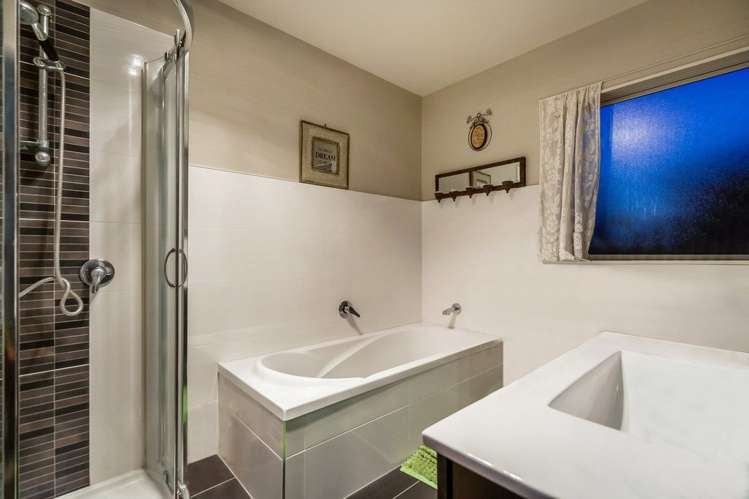 1 Riverglade Parkway Te Atatu South_2