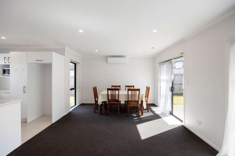 68 Sylvester Crescent 2743_9