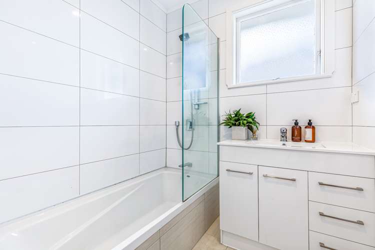 17 Castaing Crescent Te Atatu South_13