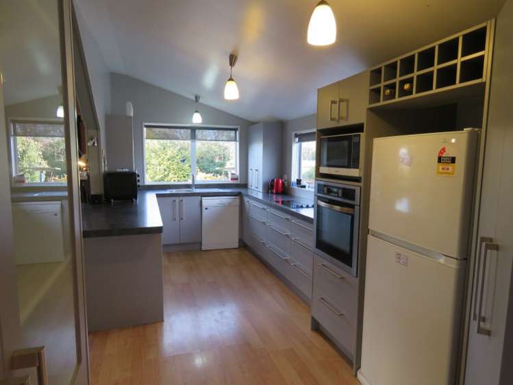 27 Chertsey Line Road Chertsey_14