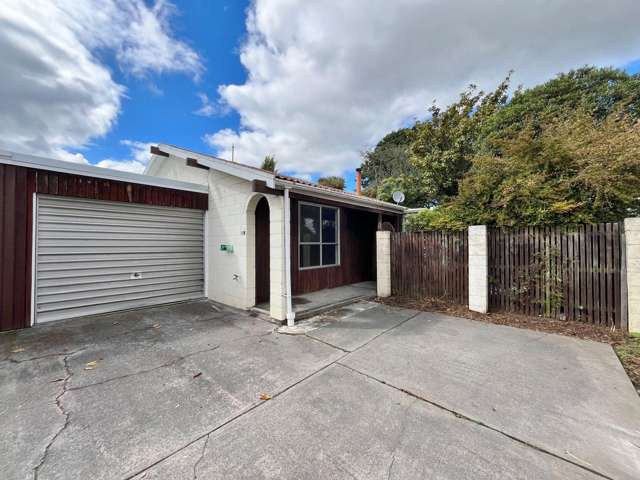AVONHEAD - TWO BEDROOM UNIT, HEATPUMP, FENCED YARD, SINGLE GARAGE