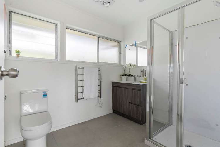 832 East Coast Road Oteha_16