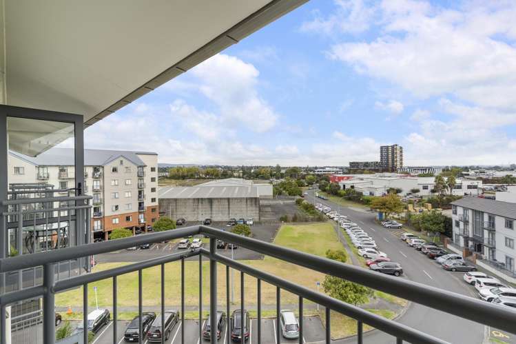 5E/10 Crown Lynn Place New Lynn_16