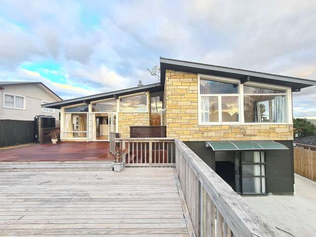 Spacious family home-huge deck!