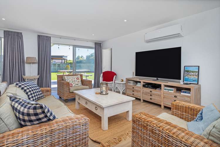 44 Longreach Drive Cooks Beach_13