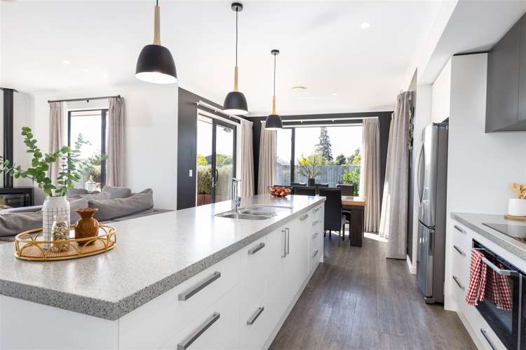 37 Birchwood Avenue Burleigh_13