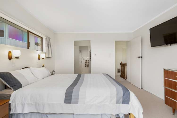 8 Paisley Street Mellons Bay_13