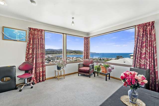 SOUTH COAST STUNNER WITH SUPERB VIEWS!