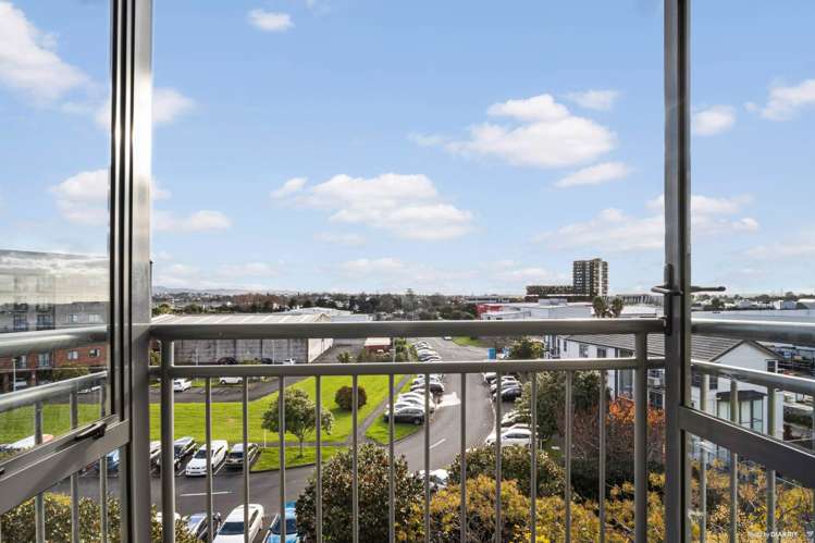 4D/10 Crown Lynn Place New Lynn_11