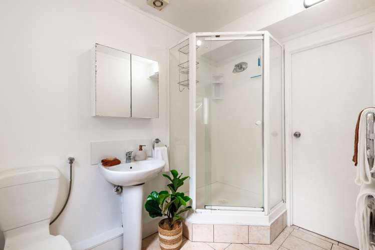 2/54 Stapleford Crescent Browns Bay_23