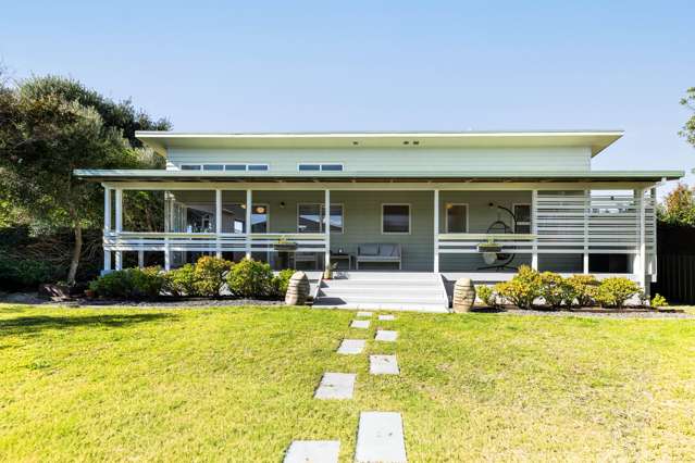 Private Moir Point living with room to flex