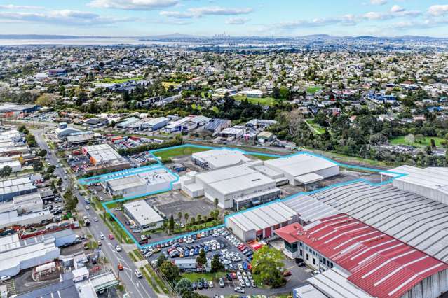 6,592m&sup2; Industrial warehousing + Extensive yard